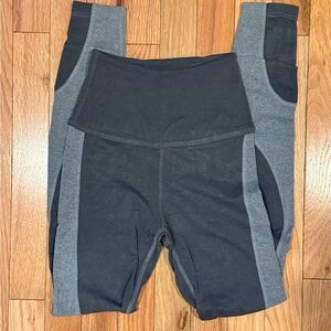 Beyond Yoga Women's Black and Gray Leggings